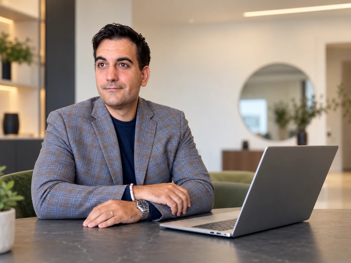 Stefano Venturino seduto al tavolo di lavoro con il laptop